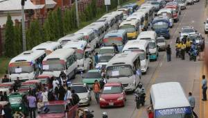 Imagen de los transportistas durante una huelga en el bulevar Suyapa de Tegucigalpa.