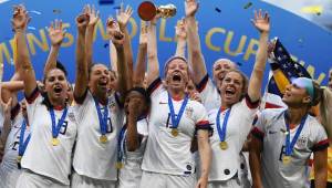 USA's players celebrate with the trophy after the France 2019 Womens World Cup football final match between USA and the Netherlands, on July 7, 2019, at the Lyon Stadium in Lyon, central-eastern France. (Photo by FRANCK FIFE / AFP)
