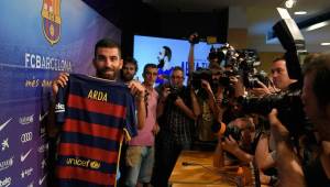 El mediocampista Arda Turan fue presentado en el Camp Nou como nuevo jugador del Barcelona.. Foto AFP.