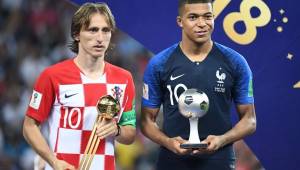 Luka Modric junto a Kylian Mbappé, el croata fue el mejor jugador del Mundial y el francés el mejor futbolista joven.
