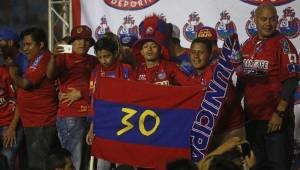 Aficionados del Municipal invaden el campo tras el juego ante el Deportivo Guastatoya.