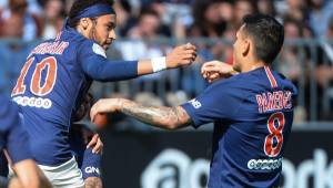 Paris Saint-Germain's Brazilian forward Neymar (L) celebrates with Paris Saint-Germain's Argentine midfielder Leandro Paredes after scoring his team first goal during the French L1 football match between Angers (SCO) and Paris Saint-Germain (PSG), on May 11, 2019, at the Raymond-Kopa Stadium, in Angers. (Photo by JEAN-FRANCOIS MONIER / AFP)