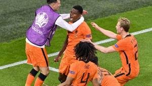 Denzel Dumfries anotó el gol del triunfo para Holanda ante Ucrania en su debut en la Eurocopa en Amsterdan.