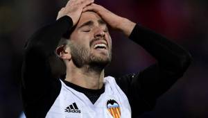 Valencia's Spanish defender Jose Luis Gaya Pena reacts after missing a goal opportunity during the Spanish league football match Getafe CF vs Valencia CF at the Col. Alfonso Perez stadium in Getafe on December 3, 2017. / AFP PHOTO / JAVIER SORIANO