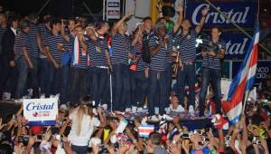Celso Borges animó la noche de festejo en la tarima de los seleccionados en la capital costarricense. Foto: AFP