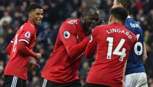 Manchester United's English midfielder Jesse Lingard (R) celebrates with Manchester United's Belgian striker Romelu Lukaku (C) after scoring their second goal during the English Premier League football match between West Bromwich Albion and Manchester United at The Hawthorns stadium in West Bromwich, central England, on December 17, 2017. / AFP PHOTO / Oli SCARFF / RESTRICTED TO EDITORIAL USE. No use with unauthorized audio, video, data, fixture lists, club/league logos or 'live' services. Online in-match use limited to 75 images, no video emulation. No use in betting, games or single club/league/player publications. /