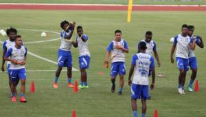 Darixon Vuelto entrena junto al grupo de seleccionados en el estadio Olímpico de San Pedro Sula.