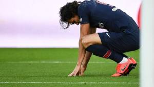Paris Saint-Germain's Uruguayan forward Edinson Cavani reacts as he suffers an injury after scoring a goal during the French L1 football match between Paris Saint-Germain (PSG) and FC Girondins de Bordeaux at the Parc des Princes Stadium, in Paris, on February 9, 2019. - Edinson Cavani is likely to miss the first leg of Paris Saint-Germain's Champions League encounter with Manchester United, coach Thomas Tuchel told French television on February 10, 2019. (Photo by Anne-Christine POUJOULAT / AFP)