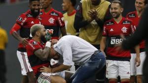 Brazil's Flamengo Gabriel Barbosa (R) celebrates with his coach Renato Gaucho after scoring against Paraguay's Olimpia during their Copa Libertadores quarter-finals second leg football match at the Mane Garrincha Stadium in Brasilia, on August 18, 2021. (Photo by ADRIANO MACHADO / POOL / AFP)