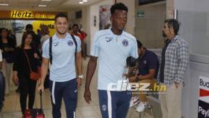 Marcelo Santos (atrás) junto a Félix Crisanto, quien se encargó de darle la noticia. Foto: Ronald Aceituno.