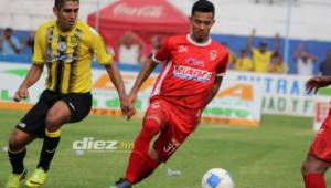 Bayron Méndez ante la marca de Jorge Claros durante el encuentro ante Real España. Foto: Samuel Zelaya