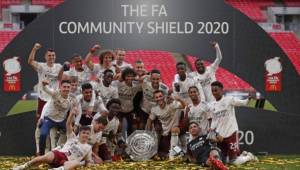 Futbolistas del Arsenal celebran su título obtenido ante Liverpool en la Community Shield 2020.