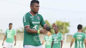 Mario Martínez en uno de sus amistosos luciendo la camiseta de Marathón.