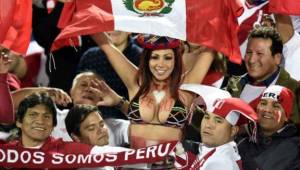 Cientos de peruanos y chilenos alientan a sus selecciones para lo que será el duelo entre Perú-Chile en las semifinales de la Copa América.