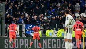 Atalanta forward from Colombia Duvan Zapata (C) celebrates after scoring during the Italian Serie A football match Juventus vs Atalanta at the Allianz Stadium in Turin on November 27, 2021. (Photo by Isabella BONOTTO / AFP)