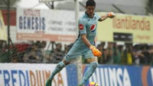 Jonathan Rougier despejando el esférico en uno de sus partidos de la Liga Nacional de Honduras.