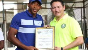 El Instituto Don Bosco entregó este miércoles un reconocimiento a Luis 'Buba' López por su destacada participación en Real España y Selección de Honduras. Fotos DIEZ