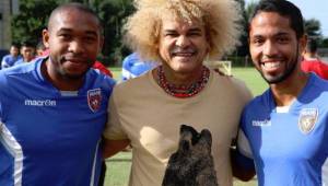 Wilson Palacios aprovechó la visita del 'Pibe' Valderrama al entreno del Miami FC para posar junto a él. Foto Deporte Total USA