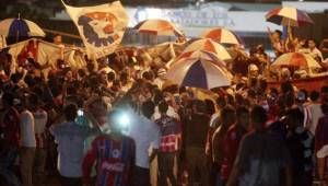 La Ultra Fiel a su llegada al estadio Nacional causó furor en la gente.