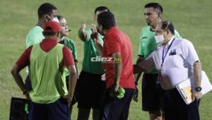 El entrenador del Vida Nerlyn Membreño mientras le reclamaba a Melissa Pastrana y su cuarteta arbitral.