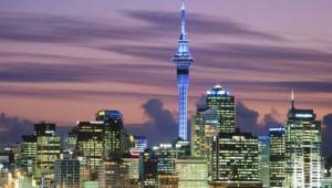 La ciudad de Auckland tiene más de un millón doscientos mil habitantes siendo la mayor y más poblada ciudad de Nueva Zelanda y se le considera la capital económica del país. Yace sobre un istmo contanto con varias bahías y puertos importantes para su economía.