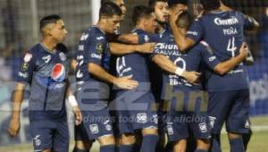 Jugadores de Motagua celebran su anotación ante Honduras Progreso. Foto: Alex Pérez.