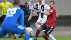 PHILADELPHIA, PA - JULY 25: Joao Cancelo #20 of Juventus and Juan Bernat #14 of Bayern Munich look on as goalkeeper Sven Ulreich #26 of Bayern Munich makes a save during the International Champions Cup 2018 match between Juventus and FC Bayern Munich at Lincoln Financial Field on July 25, 2018 in Philadelphia, Pennsylvania. Drew Hallowell/Getty Images/AFP