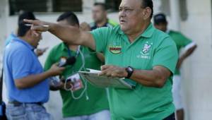 Carlos Caballero dando indicaciones en uno de sus encuentros en el torneo Clausura 2019 con el Platense.