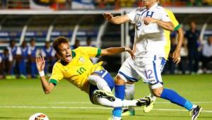 Sin duda enfrentar a Neymar es uno de los mejores recuerdos que se pudo llevar Arnold Peralta en su carrera futbolística.