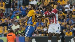 Brayan Beckeles participa como lateral derecho en Necaxa.