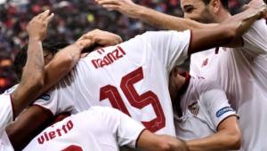 El Sevilla gana al Atlético de Madrid y lo baja del primer lugar