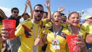 Colombia supporters cheer in the Fan Fest in Kazan on June 19, 2018, Russia 2018 World Cup Group H football match between Colombia and Japan. / AFP PHOTO / LUIS ACOSTA