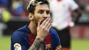 El beso de Lionel Messi en Mestalla también ha provocado comentarios adversos.