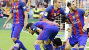 Messi reaccionó contra la afición del Valencia que los atacó con un botellazo.