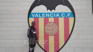 Iverson Sacaza posando junto al logo de Valencia de la primera división de España.