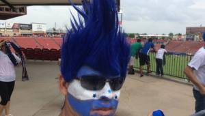 Este hondureño se robó las miradas por este exótico peinado con el que llegó al 'Toyota Stadium'.