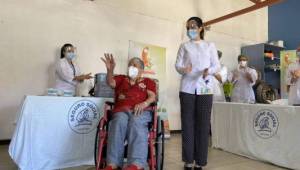 Elizabeth Castillo de 91 años fue la primera persona vacuna en Costa Rica contra el coronavirus.