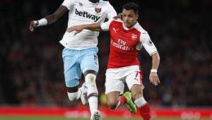Arsenal's Chilean striker Alexis Sanchez (R) vies with West Ham United's Senegalese midfielder Cheikhou Kouyate during the English Premier League football match between Arsenal and West Ham United at the Emirates Stadium in London on April 5, 2017. Arsenal won the match 3-0. / AFP PHOTO / Ian KINGTON / RESTRICTED TO EDITORIAL USE. No use with unauthorized audio, video, data, fixture lists, club/league logos or 'live' services. Online in-match use limited to 75 images, no video emulation. No use in betting, games or single club/league/player publications. /