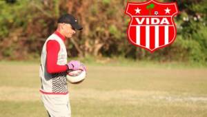 Harold Fonseca toma el balón bajo un sol radiante en la sede del Vida. Foto: Edgar Witty