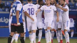 Real Madrid goleó al Alavés en el inicio de la Liga Española.