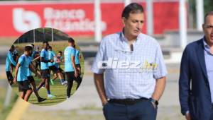 Jorge Salomón, presidente de la Fenafuth, visitó a la Selección de Honduras en el entrenamiento de este jueves. Foto Diez: Andro Rodríguez