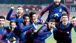 Foto de Muniain disfrutando una de sus etapas en la selección española junto a Sergio Ramos, Jordi Alba, Aensio, Iñigo Martínez, Jesús Navas, entre otros.