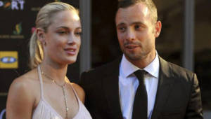 Óscar Pistorius junto a su novia en un evento el mes anterior.