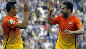 Alexis al minuto 14 abrió el marcador con un bonito gol ante el Espanyol. Acá celebra con Jordi Alba.