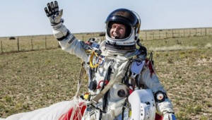 El austríaco Felix Baumgartner celebra haber roto la barrera del sonido tras saltar desde la estratosfera.