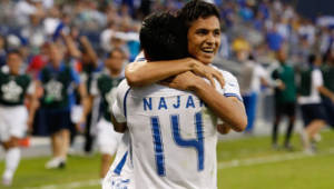 Gerson Rodas celebra con Andy Najar, el jugador que le dio medio gol con su pase.