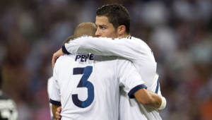 Cristiano en un ligero abrazo con Pepe en el juego anterior donde Real Madrid le ganó a Granada.