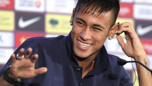 Neymar no paró de sonreir durante su primera conferencia como jugador del Barcelona.
