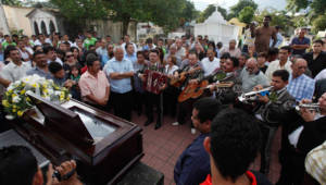 Muy conmovedor el entierro de la leyenda del fútbol de Honduras, la 'Coneja' Cardona.
