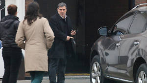 Gerardo Martino ingresando a su casa en Rosario donde ya es acosado por la prensa.